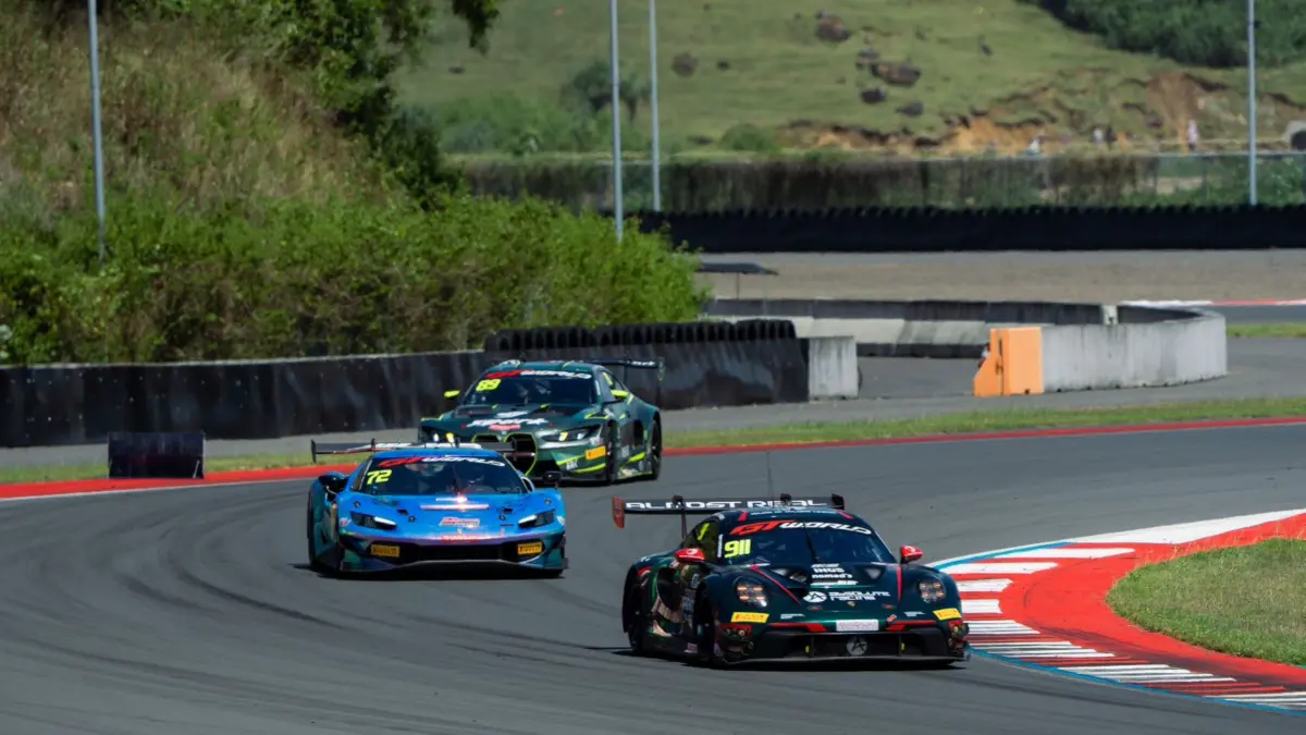 ABSEN DI MANDALIKA: Sejumlah mobil balap ajang GT World Challenge Asia (GTWCA) saat beradu kecepatan di lintasan Sirkuit Internasional Mandalika, Loteng, bulan Mei lalu. 