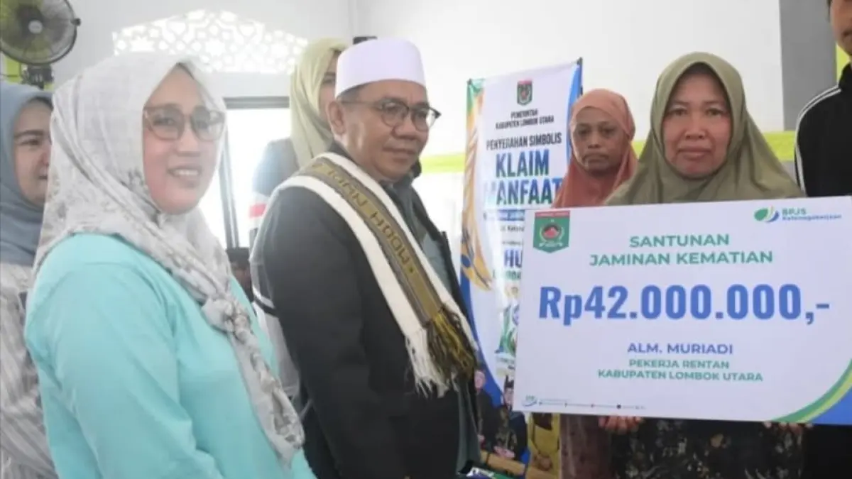 BENTUK PERLINDUNGAN: Bupati Najmul menyerahkan santunan BPJS Ketenagakerjaan kepada keluarga pekerja rentan di Dusun Beraringan, Kecamatan Kayangan.