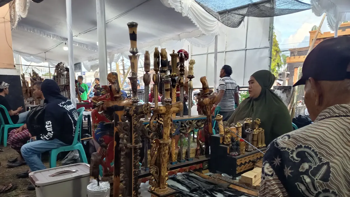 BURSA KERIS: Sejumlah pengunjung bursa senjata tradisional pada acara pagelaran budaya dan tosan aji ke-2 di Bale Sangkep Desa Sakra, Kecamatan Sakra.

&nbsp;