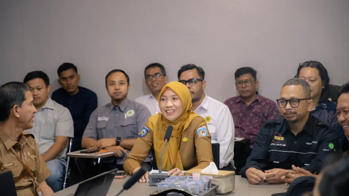 Ketua PERSI Wilayah NTB yang juga Direktur RSUD Kota Mataram dr. Hj. NK Eka Nurhayati, Sp.OG, Subsp.F.E.R, M.Kes., M.Sc. saat memberikan sambutan dalam acara Sertifikasi Kompetensi Tenaga Teknik Ketenagalistrikan untuk Operator PLTD di RSUD Kota Mataram, Senin (10/8).