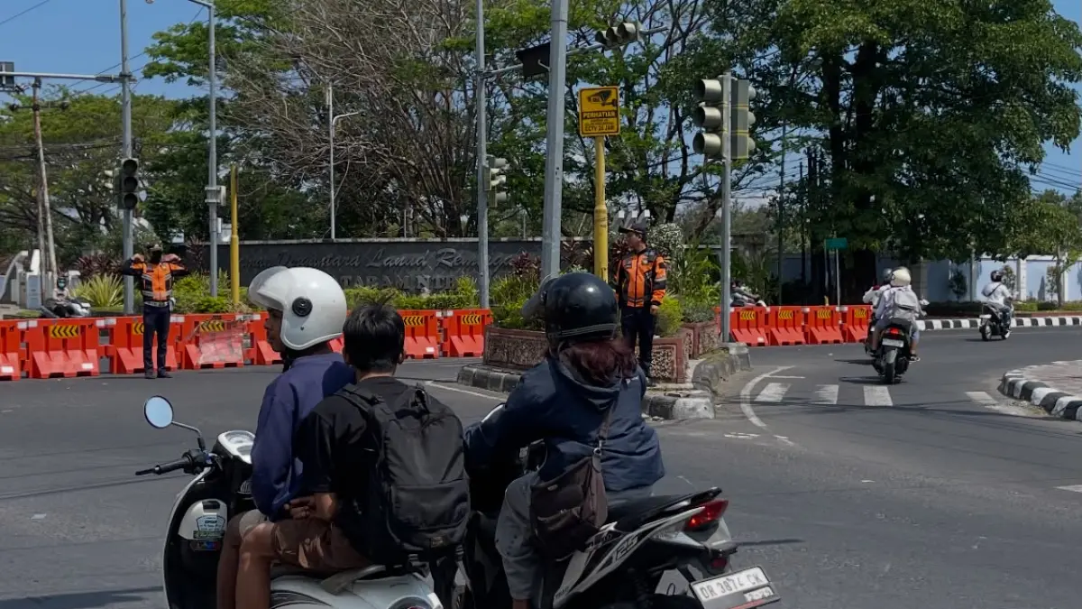 Dua orang petugas tengah berjaga di simpang empat Rembiga, dalam rekayasa lalu lintas mengurai kemacetan.

&nbsp;