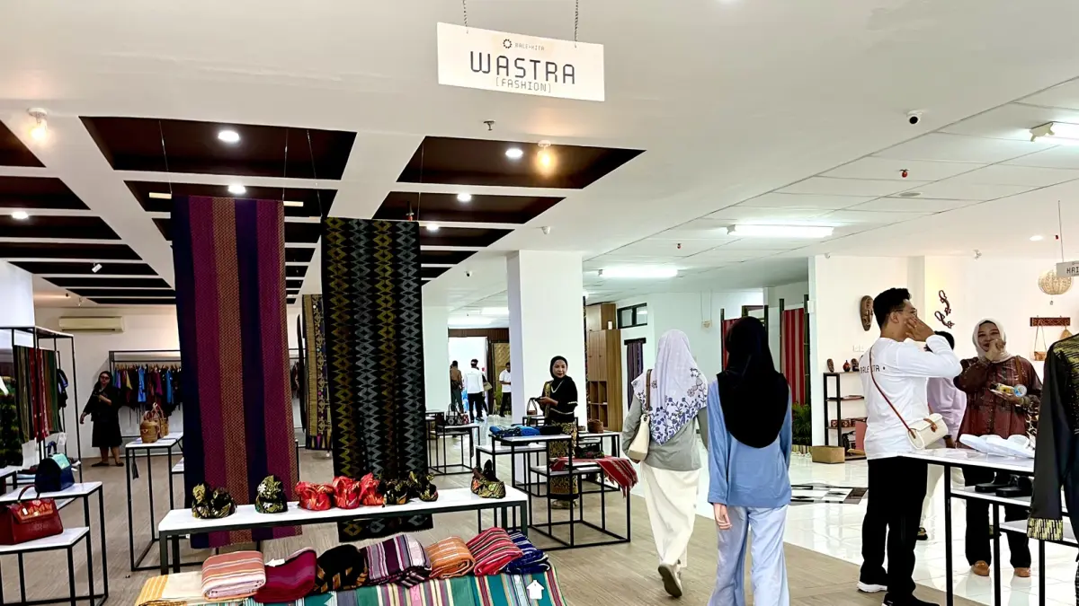 ETALASE UMKM: Produk tenun dan turunannya yang ada di etalase Bale KITA, di Mataram. (FERIAL/LOMBOK POST)