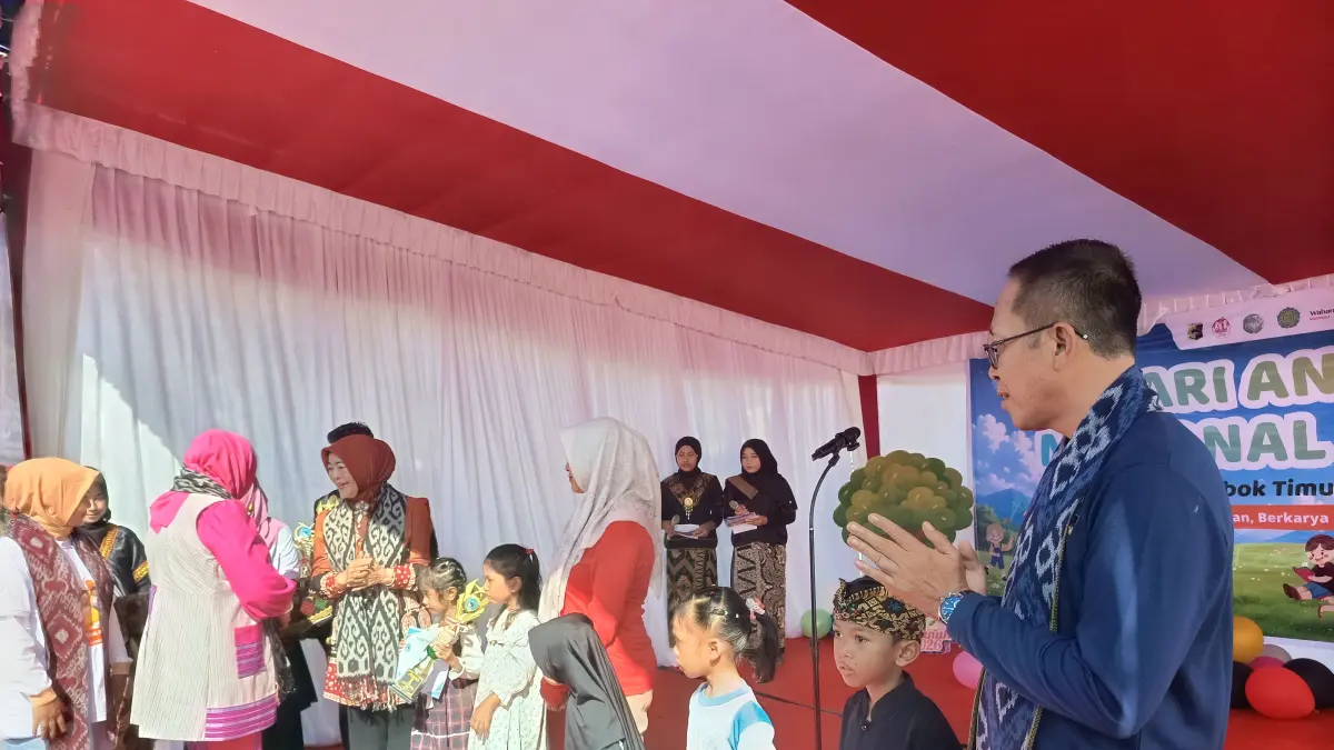 HARI ANAK: Sekda Lombok Timur bersama Ketu TP PKK dan GOW Lombok Timur saat menyerahkan Piala dan Piagam penghargaan kepada anak-anak di Lotim yang meraih juara lomba mewarnai pada acara peringatan hari anak.&nbsp;