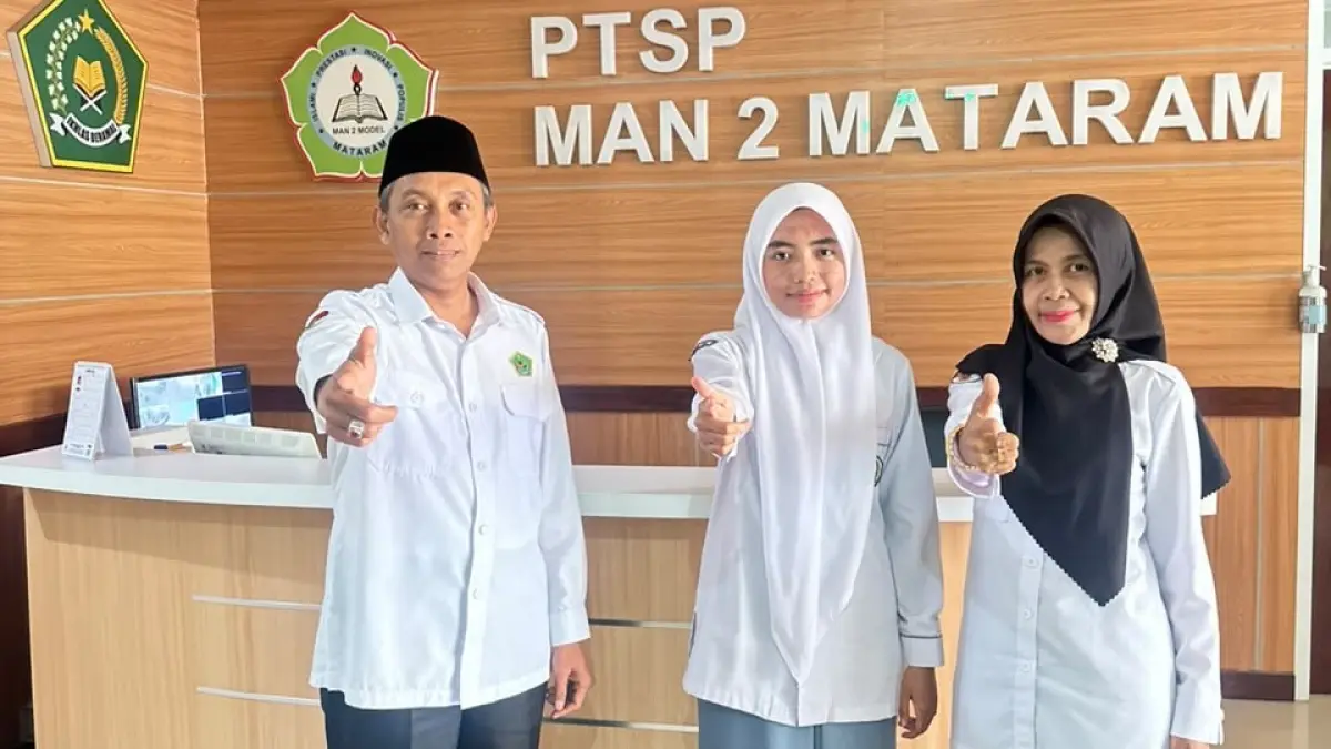 Indonesia ke Mesir dalam ajang GYC 2026 foto bersama kepala madrasah dan wakamad kesiswaan di sekolah setempat, Senin (10/8).

