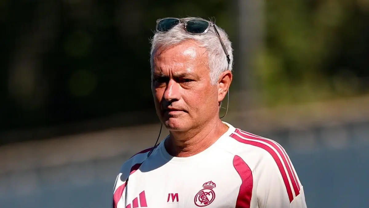 Jose Mourinho marah besar dan minta Real Madrid segera rekrut Rodri. Kehadiran gelandang bertahan baru dinilai jadi keharusan mutlak.