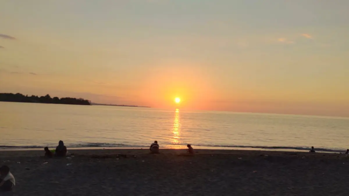 KEJAR TARGET: Suasana di Pantai Impos KLU pada sore hari. Pemda KLU terus berjanji akan menggenjot kunjungan wisatawan.