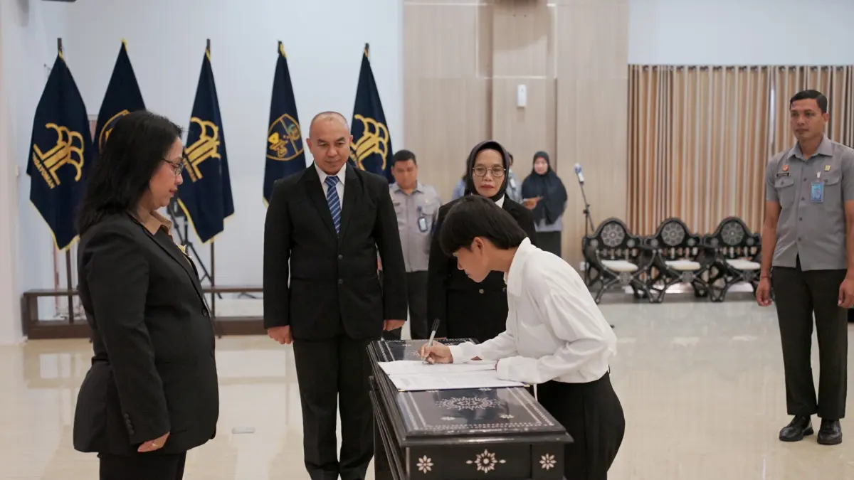 Kepala Kanwil Kemenkum NTB I Gusti Putu Milawati memimpin pengambilan Sumpah dan Janji Setia Arda Ernisa sebagai WNI di Mataram.