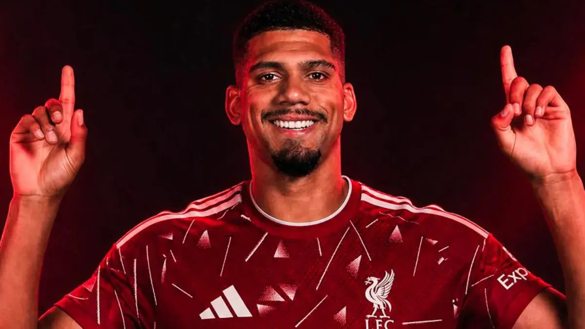 Liverpool berpeluang permanenkan Ronald Araujo seharga EUR 55 juta. Simak lonjakan nilai transfer sang bek dari Barcelona.