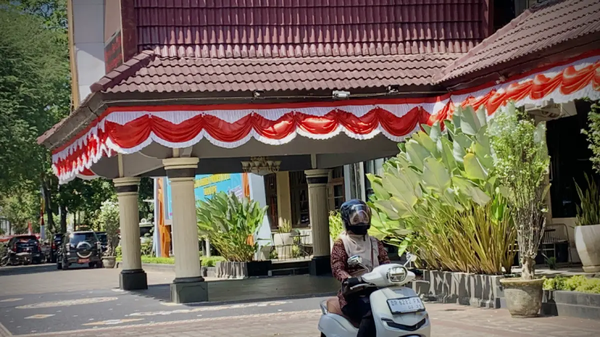 Naik motor ke kantor