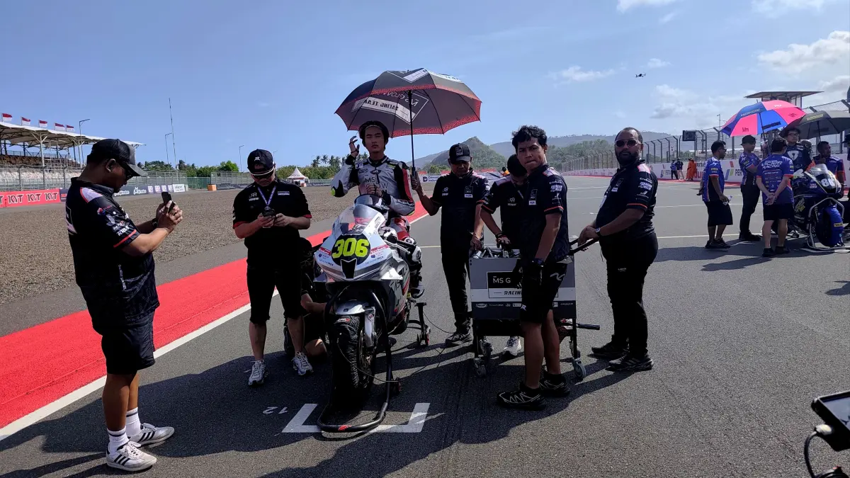 Pembalap Felix PM bersiap memacu Honda CBR600 saat ajang Asia Road Racing Champhionsip (ARRC) 2026 putaran keempat di Sirkuit Internasional Mandalika, Minggu (9/8).
