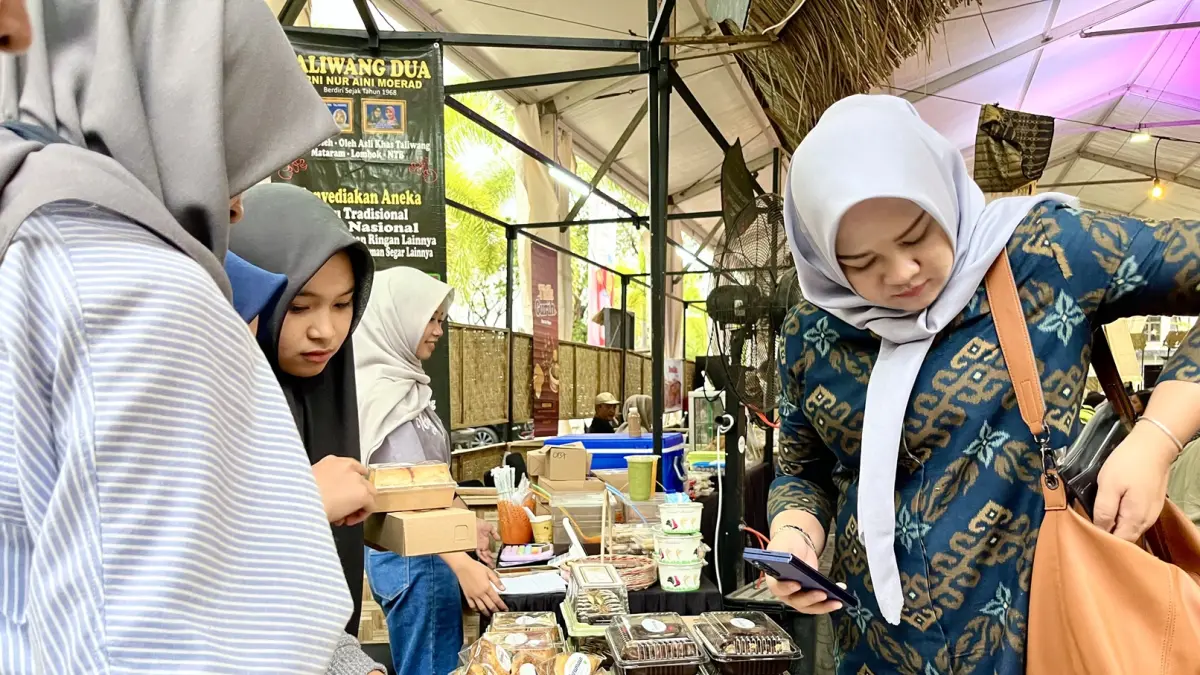 PERLUASAN PASAR: Salah satu UMKM NTB yang tengah melayani konsumen dalam kegiatan bazar di halaman parkir Lombok Epicentrum Mall (LEM), belum lama ini. (FERIAL/LOMBOKPOST)