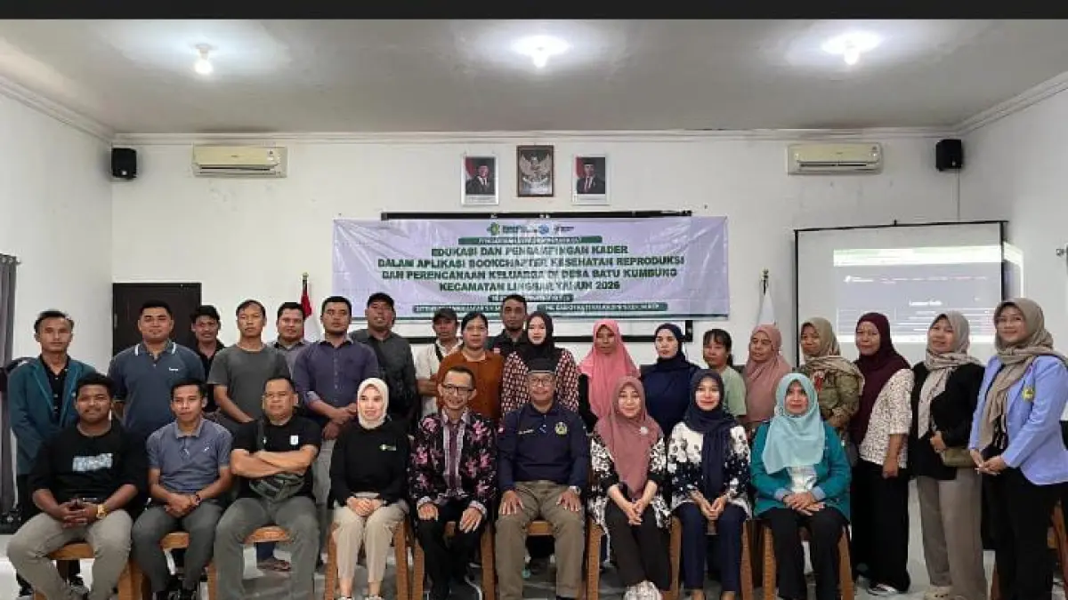 CEGAH PERNIKAHAN DINI: Tim Pengabmas Jurusan Keperawatan Poltekkes Kemenkes Mataram, pihak Puskesmas, remaja, orang tua, kader kesehatan, perangkat desa, dan para edukator foto bersama di sela-sela sosialisasi platform digital Lombok Anti Pernikahan Dini di Kantor Desa Batu Kumbung, belum lama ini.