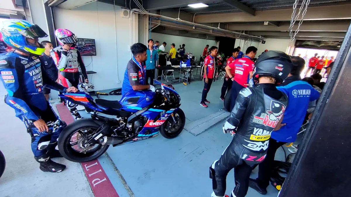SENGIT DAN KETAT: Para pembalap memasuki pitlane usai balapan di race kedua kelas SS600cc ajang Asia Road Racing Championship (ARRC) 2026 putaran keempat di Sirkuit Internasional Mandalika, Lombok Tengah, Minggu (9/8).