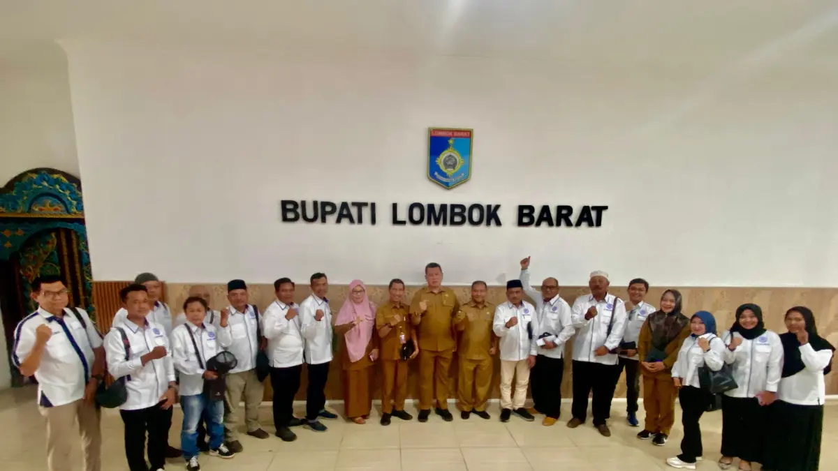 SERAHKAN ASPIRASI: Pengurus DPC Gapensi Lombok Barat melakukan audiensi bersama Pj Sekda Lombok Barat Ahmad Saikhu serta jajaran Kepala OPD di Kantor Pemkab Lombok Barat, Gerung, Senin (10/8).