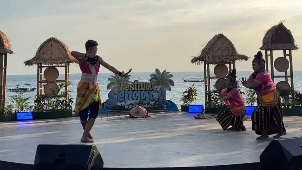 TARIAN TRADISIONAL: Beberapa penari membawakan tarian tradisional pada event Festival Senggigi di Pasar Seni Senggigi, Sabtu (8/8). (NURUL/LOMBOK POST)