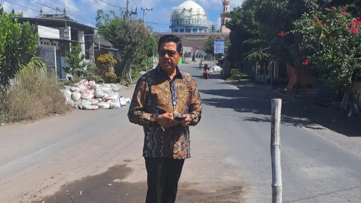 TINJAU JALAN: Bupati Lombok Timur (Lotim) Haerul Warisin saat meninjau kondisi jalan yang rusak di jalan Lenek Baru menuju Labuhan Haji yang rusak berat.&nbsp;