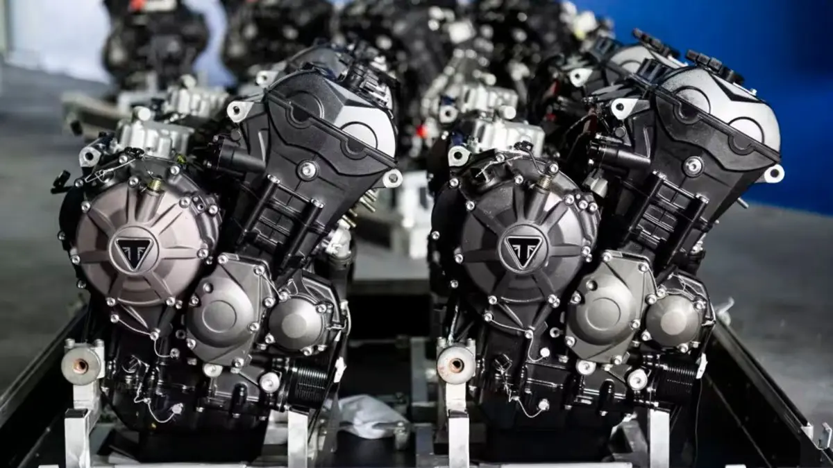 Triumph memperkenalkan mesin baru Moto2 2027. Tenaga naik 6 persen, bobot turun 2 kg, dan sasis tim ikut berubah demi performa lebih tinggi. (motogp.com)