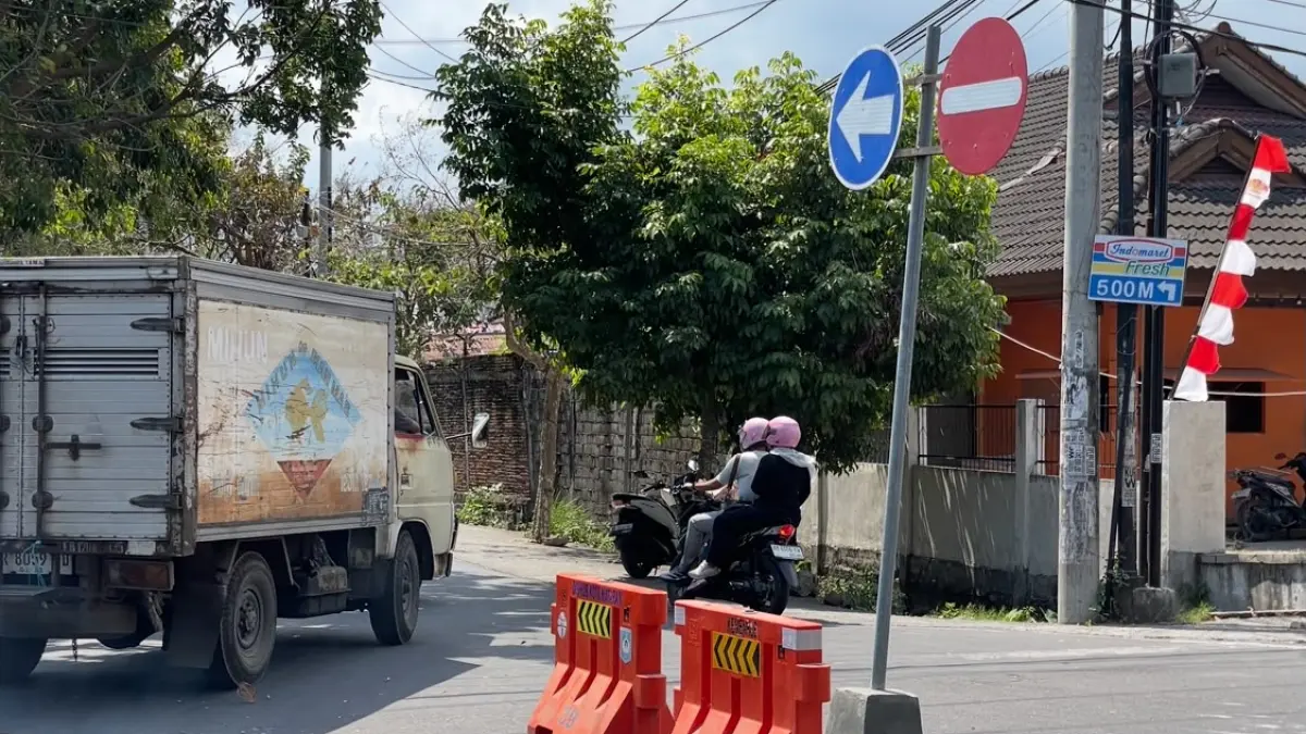 U-turn di jalan Adisucipto Kota Mataram yang juga mengalami tundaan seperti di U-turn jalan Sudirman.&nbsp;&nbsp;
