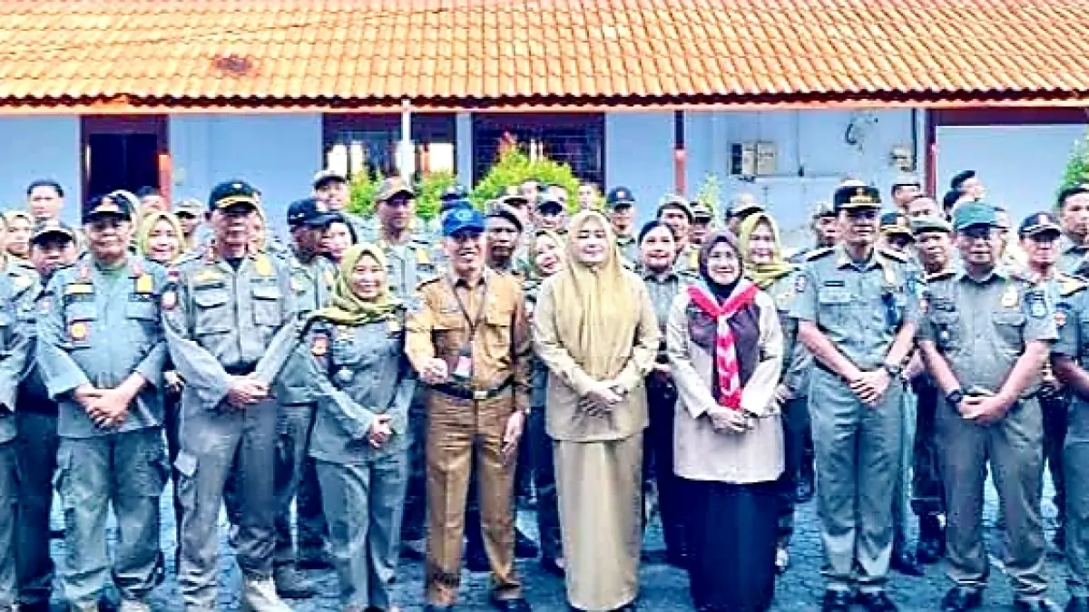 Wagub Umi Dinda melakukan foto bersama Kasat dan staf Satpol PP NTB usai melakukan kunjungan kerja.
