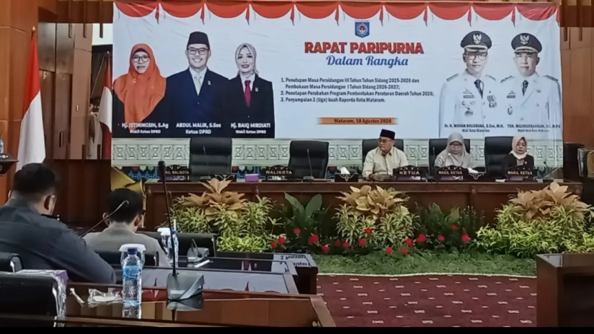 Wakil Wali Kota Mataram TGH Mujiburahman saat menyampaikan tiga Raperda inisiatif eksekutif. 