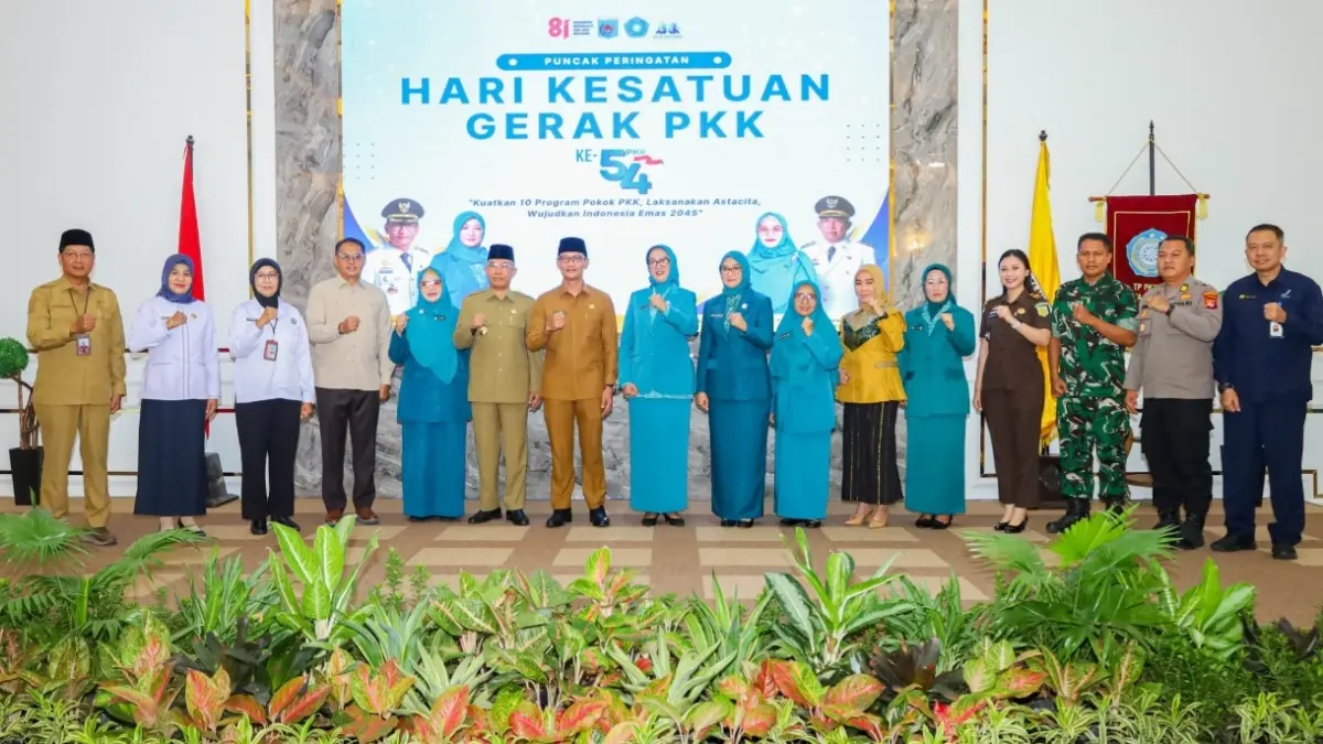 Wali Kota Mataram Mohan Roliskana dan Ketua TP PKK Kota Mataram Hj. Kinnastri Mohan Roliskana foto bersama jajaran jajaran Forkopimda dan pengurus PKK saat puncak peringatan HKG PKK ke-54 tingkat Kota Mataram.