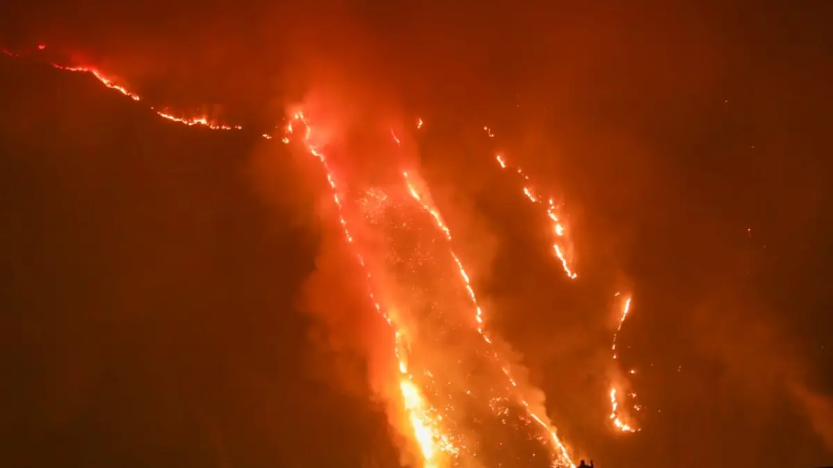 TITIK API BARU: Api di Bukit Dingklik dan Penanjakan Taman Nasional Bromo Tengger Semeru yang masuk Desa Wonokitri, Kecamatan Tosari, Kabupaten Pasuruan. Foto diambil dari kawasan Cemoro Lawang, Desa Ngadisari, Kecamatan Sukapura, Kabupaten Probolinggo, Ahad (9/8).