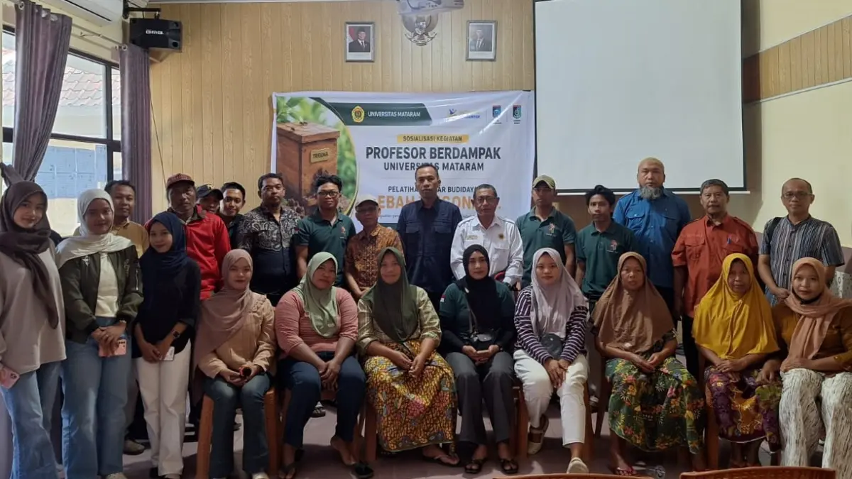 BUDIDAYA MADU TRIGONA: Tim Profesor Berdampak Unram, kades Taman Ayu, Pokdarwis, kadus, dan warga foto bersama di sela sela pelatihan Budidaya Madu Trigona di Kantor Desa Taman Ayu, Selasa (11/8). Profesor Berdampak Unram sulap potensi alam Taman Ayu jadi Kampung Trigona.


