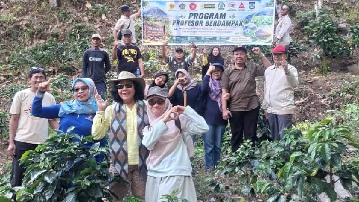 FOTO BERSAMA: Tim Profesor Berdampak Unram Universitas Hamzanwadi, Universitas 45 Mataram, Universitas Muhammadiyah Mataram, SMKPPN Mataram di sela-sela pendampingan  untuk membangun pertanian terpadu berkelanjutan di kawasan Agrowisata, Sembalun, belum lama ini.

