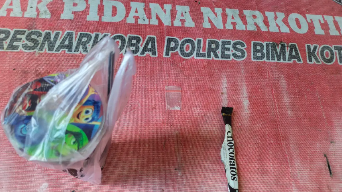 Barang bukti sabu yang hendak diselundupkan dua nelayan dalam bungkus makanan ringan ke sel tahanan Polsek Asakota, Minggu (9/8).