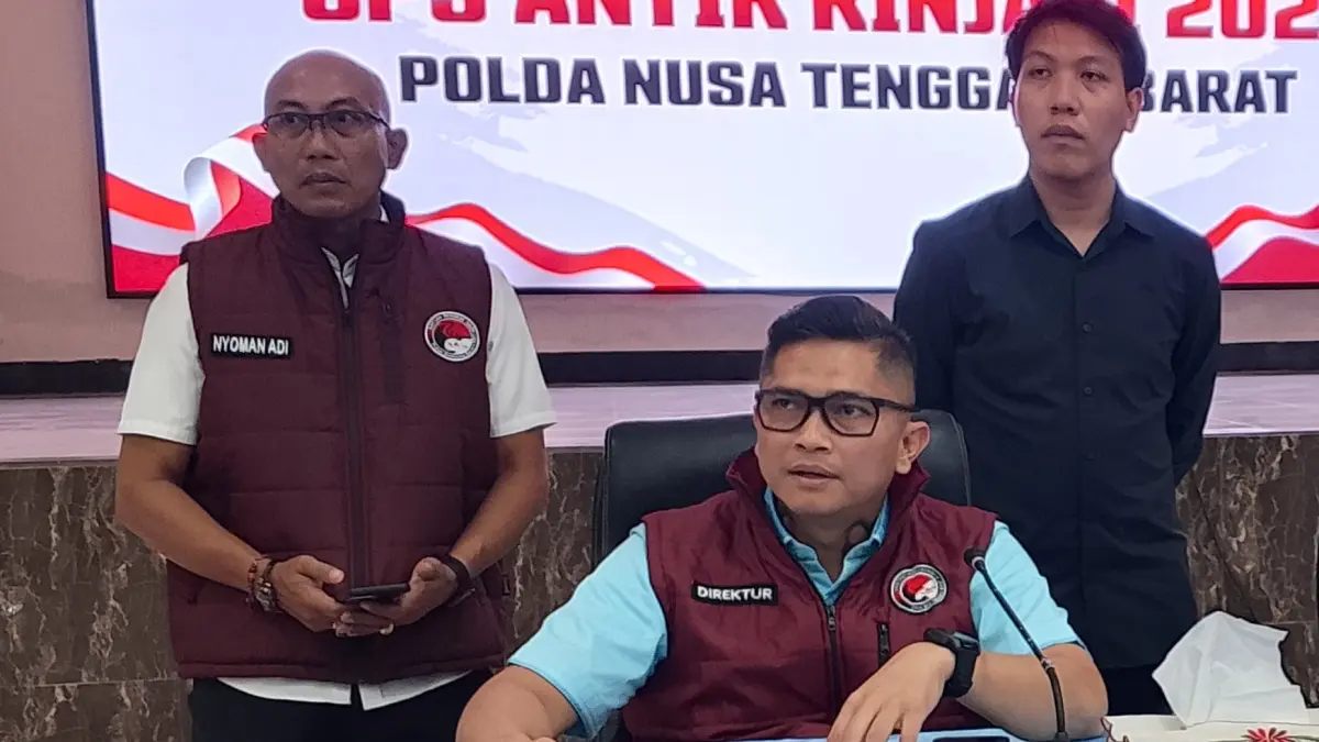 BERIKAN KETERANGAN PERS: Dirresnarkoba Polda NTB Kombes Pol Roman Smaradhana Elhaj (duduk) memberikan keterangan pers terhadap oknum polisi yang ditangkap sebagai penyalahguna narkoba, Selasa (11/8)
