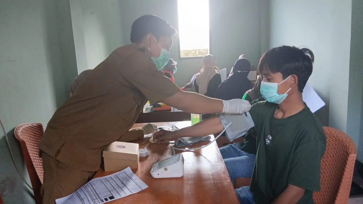 CEK KESEHATAN: Warga Desa Taman Ayu saat melakukan pengecekan kesehatan gratis di Kantor Desa, pekan lalu. (NURUL/LOMBOK POST)