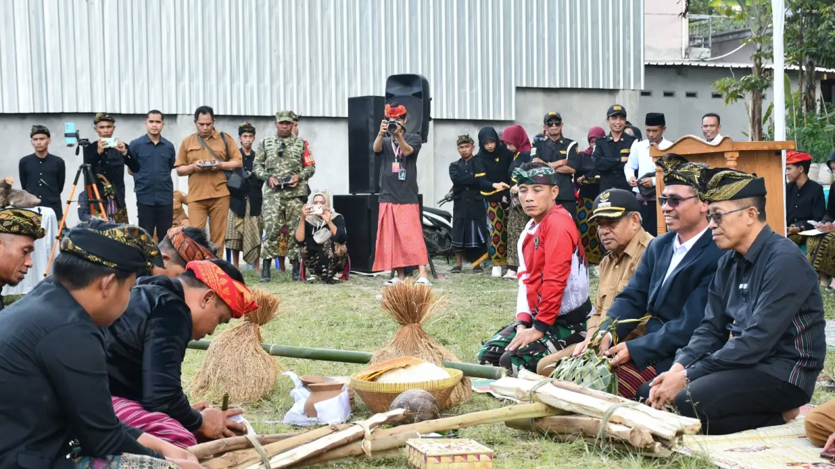 FESTIVAL JERUK MANIS: Sekda Lombok Timur saat mengikuti pembukaan acara gawe adat sekaligus peringatan HUT RI
