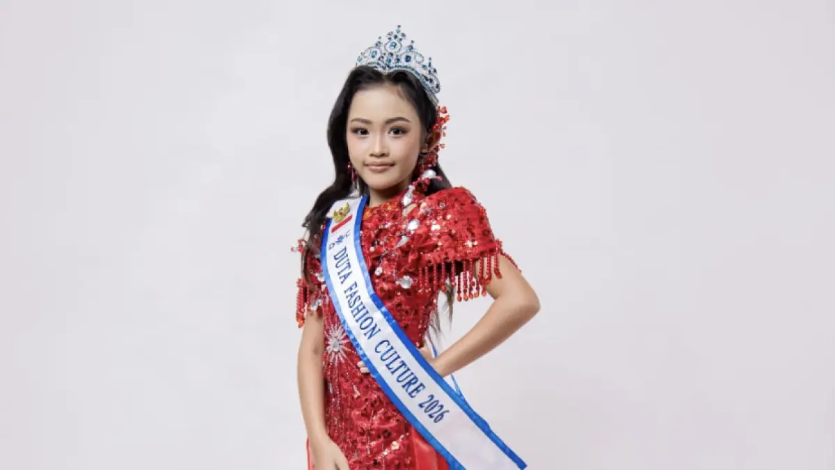 Ida Ayu Kanaya Jnanita Manu berpose anggun mengenakan mahkota dan selempang kemenangan sebagai Duta Fashion Culture 2026. 