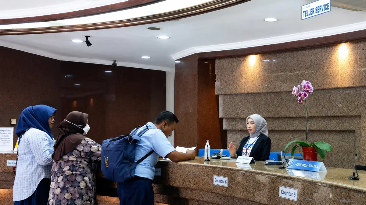 ILUSTRASI: Nasabah yang mengurus kiriman uang di salah satu bank di Mataram, beberapa waktu lalu. (FERIAL/LOMBOK POST)