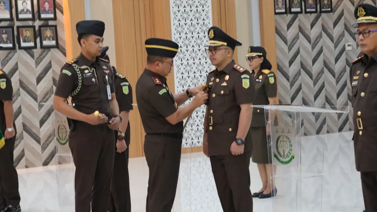 Kepala Kejaksaan Tinggi (Kajati) NTB Wahyudi melantik Bayu Novrian sebagai Kepala Kejari Loteng yang baru menggantikan Putri Ayu Wulandari di kantor Kejati NTB, Kota Mataram, Senin (10/8).