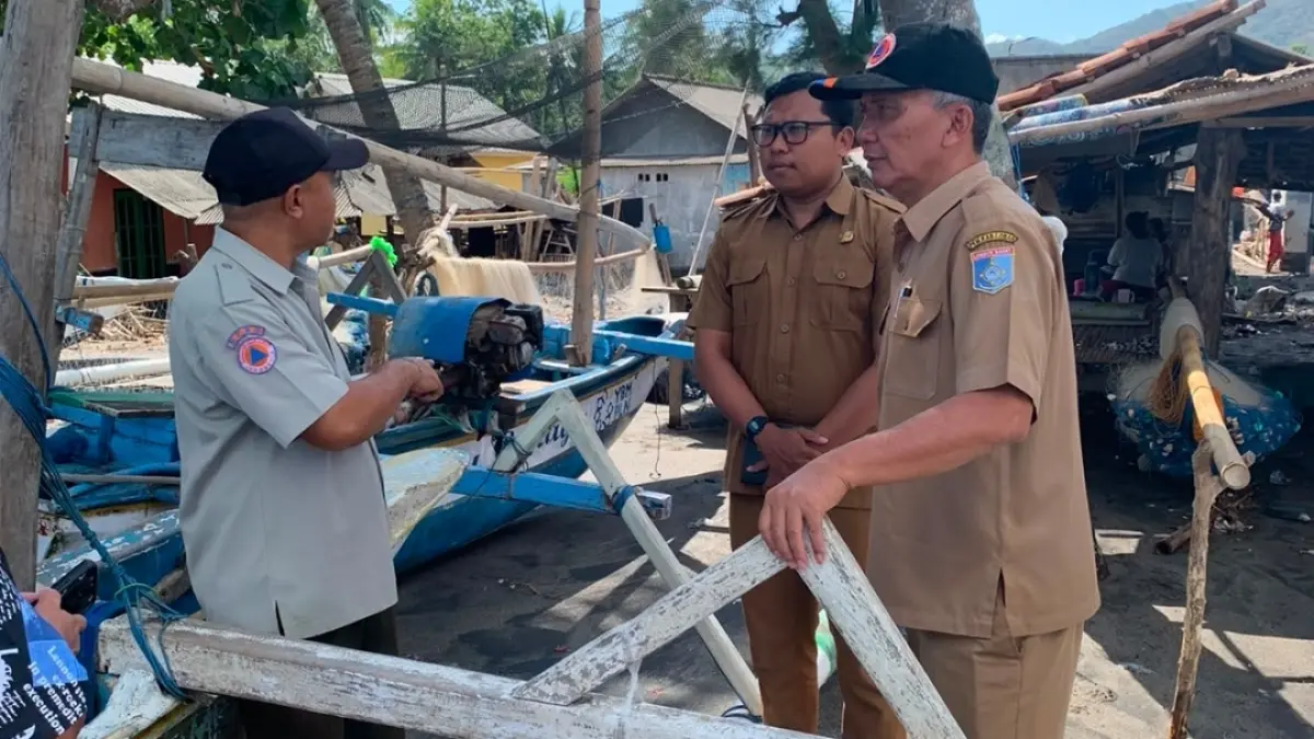 Kepala Pelaksana (Kalak) BPBD Lombok Barat, Ramdan Hariyanto (kanan) saat turun ke lapangan begitu mendapatkan laporan bencana banjir rob di Desa Taman Ayu, Kecamatan Gerung, Selasa (11/8).