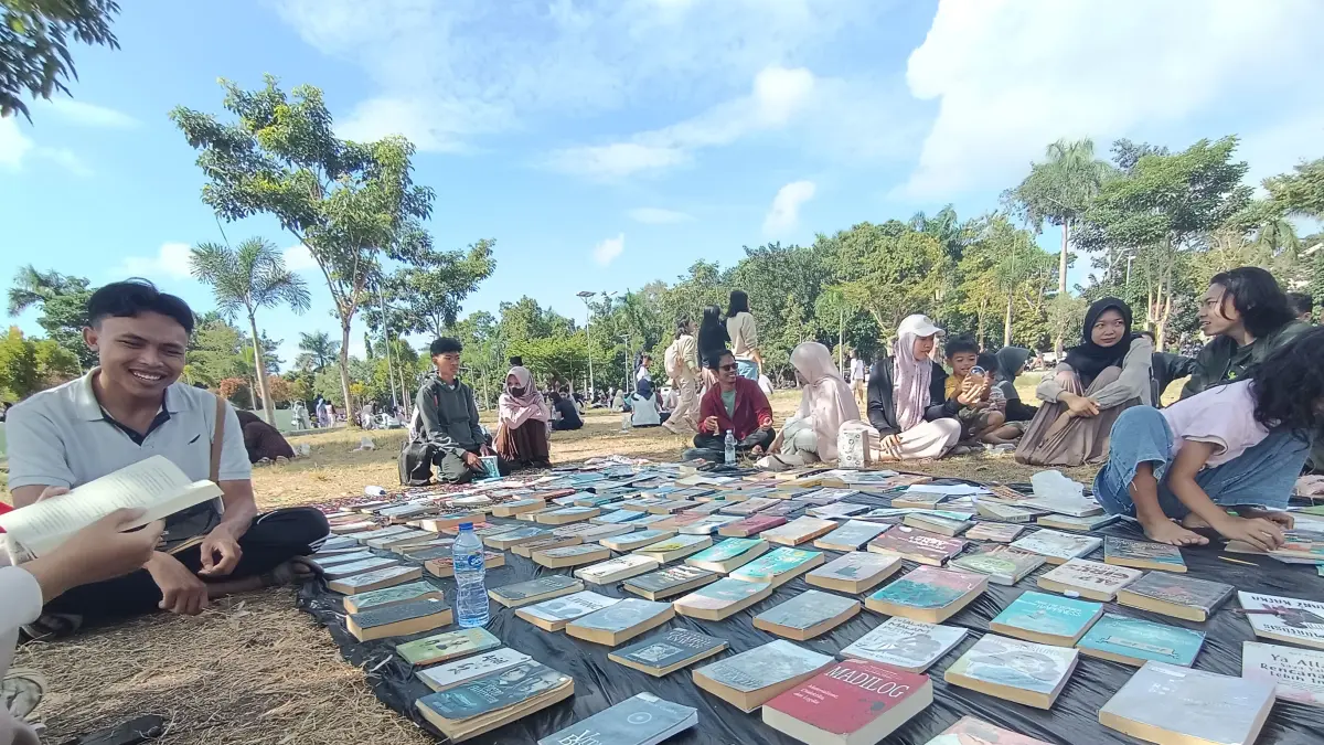 LAPAK BACA: Sejumlah pengujung taman Rinjani Selong saat membaca buku di lapak baca yang digelar oleh komunitas literasi Bawah Pohon Pustaka.
