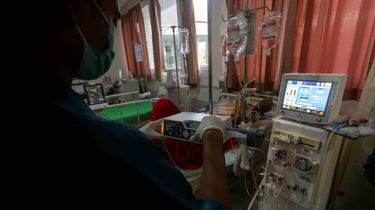 LAYANAN MEDIS: Deretan perangkat medis hemodialisis, siap digunakan untuk pelayanan pasien cuci darah di RSUD NTB, beberapa waktu lalu. (IVAN/LOMBOK POST)