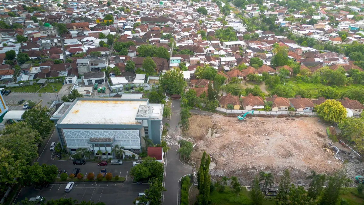 MENUJU PEMBANGUNAN: Lahan sebelah kanan yang akan menjadi lokasi, pembangunan gedung baru DPRD NTB dipotret dari udara, Jumat (7/8). (IVAN/LOMBOK POST)