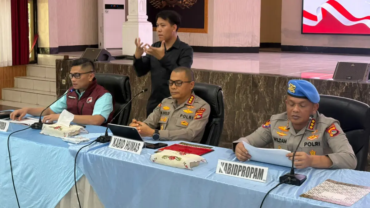 Kabid Humas Polda NTB Kombes Pol Mohammad Kholid (tengah) bersama Direktur Resnarkoba Kombes Pol Roman Smaradhana Elhaj (kiri) dan Kabid Propam Kombes Pol Wildan Alberd menyampaikan keterangan pers hasil pengungkapan Operasi Antik Rinjani 2026, Selasa (11/8).