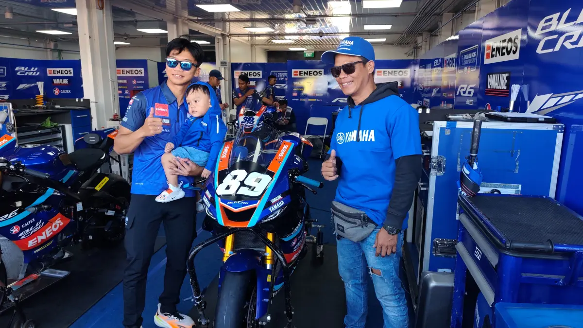 Pembalap Indonesia Wahyu Nugroho (kiri) berfoto bersama penggemar saat sesi pitwalk Asia Road Racing Championship 2026 putaran keempat di Sirkuit Internasional Mandalika, Minggu (10/8).