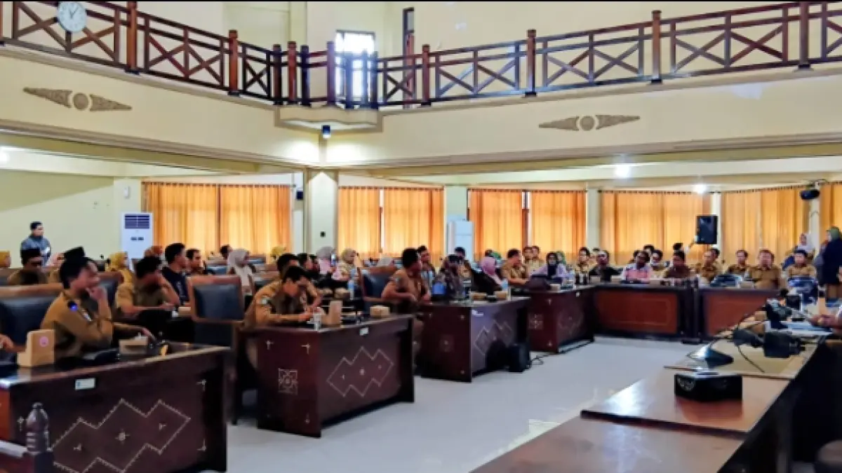SAMPAIKAN ASPIRASI: Ratusan guru PPPK Lobar menyampaikan aspirasi melalui DPRD Lobar, Senin (10/8). (NURUL/LOMBOK POST)