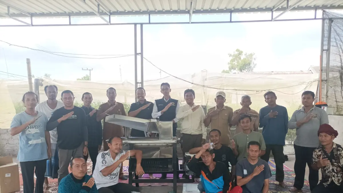 SERAH TERIMA  PROGRAM : Kelompok Tani Lombok Organik, Desa Jurit, Lotim, menerima bantuan PKM Teknologi Pascapanen Cabai dari Tim Dosen Unram.