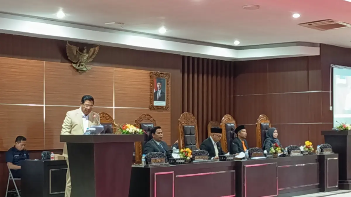 SIDANG PARIPURNA: Bupati Lombok Timur bersama Ketua DPRD Lotim mengikuti rapat paripurna penetapan Perda tentang Pilkades Serentak dan Penyelenggaraan Sistem Perbukuan di Lotim.

&nbsp;