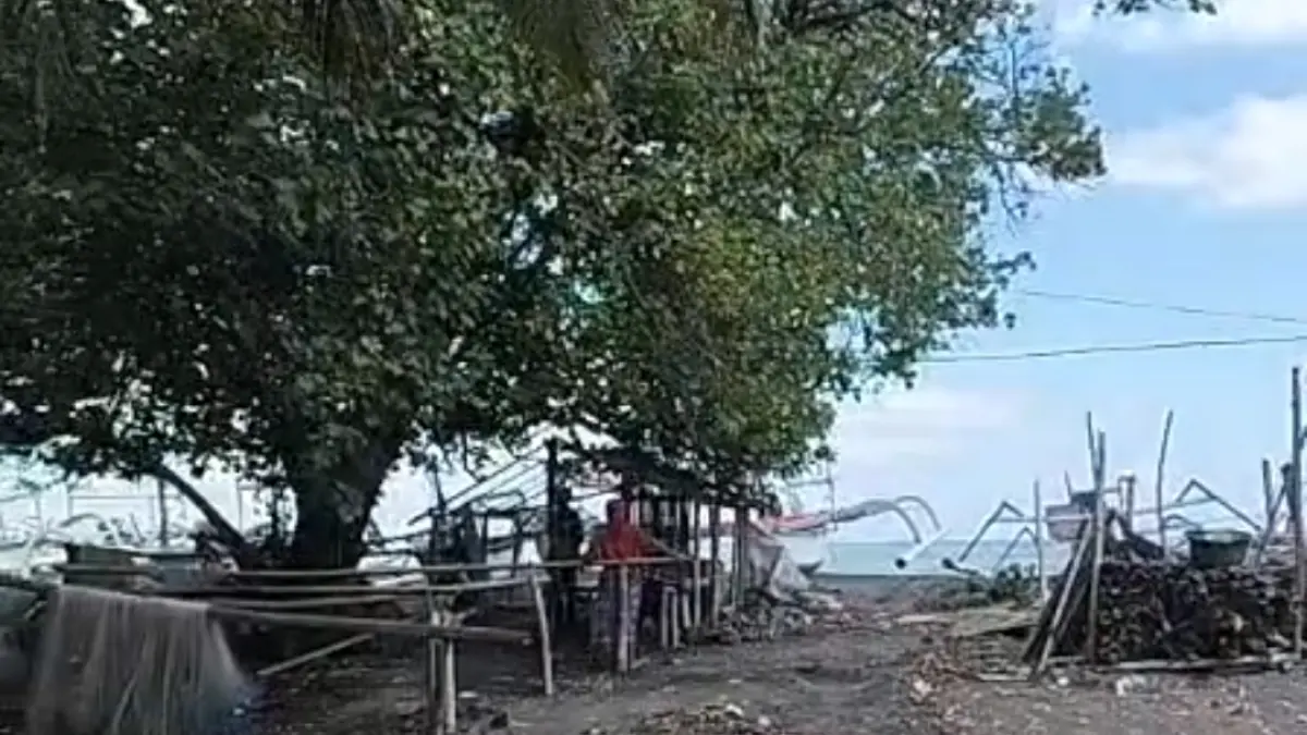 TERDAMPAK ROB: Beberapa orang warga saat berada di pesisir Taman Ayu, Gerung, Selasa (11/8/2026). (IST)