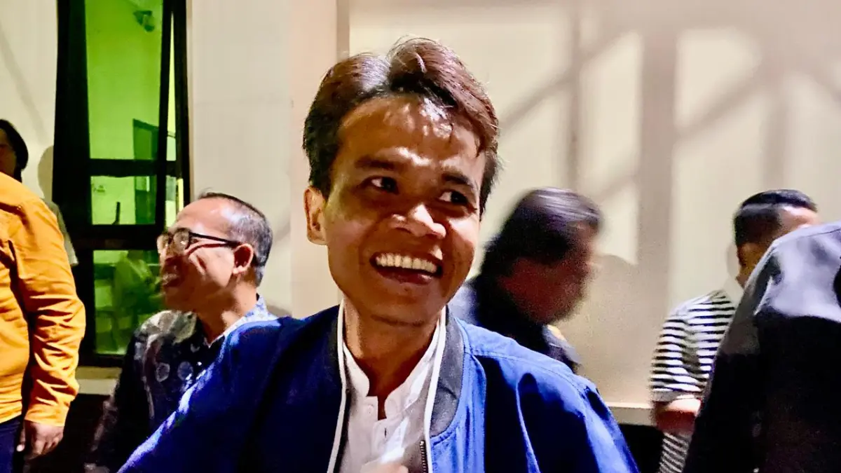 TERSENYUM: Anggota DPRD NTB dari Partai Perindo M Nashib Ikroman usai divonis bebas oleh hakim PN Tipikor Mataram belum lama ini. (Foto: Toni/Lombok Post)