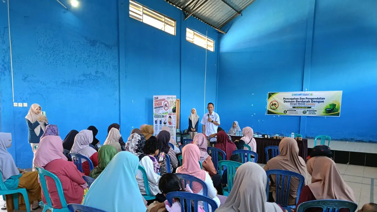Tim Pengabmas memberikan penyuluhan pencegahan DBD kepada warga dan kader kesehatan Desa Jelantik melalui edukasi PSN dan penerapan 3M Plus.