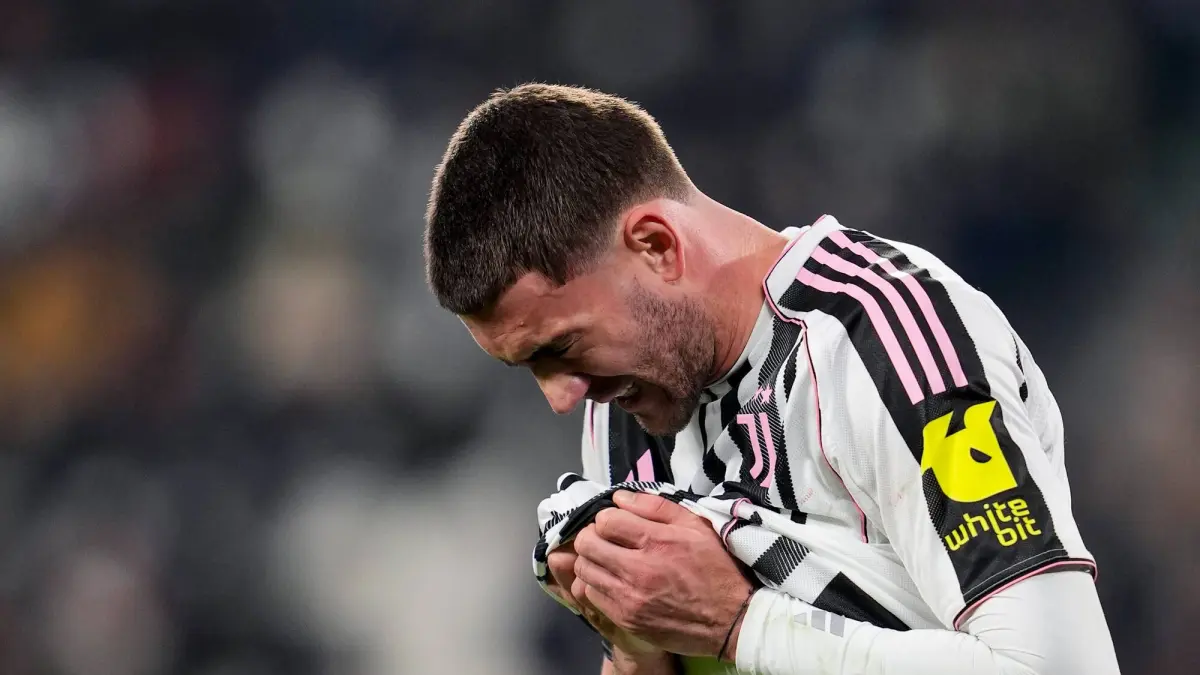 Transfer Dusan Vlahovic terganjal komisi agen hingga €25 juta. Al Ahli dan klub Eropa mundur, masa depan sang striker Juventus buram.