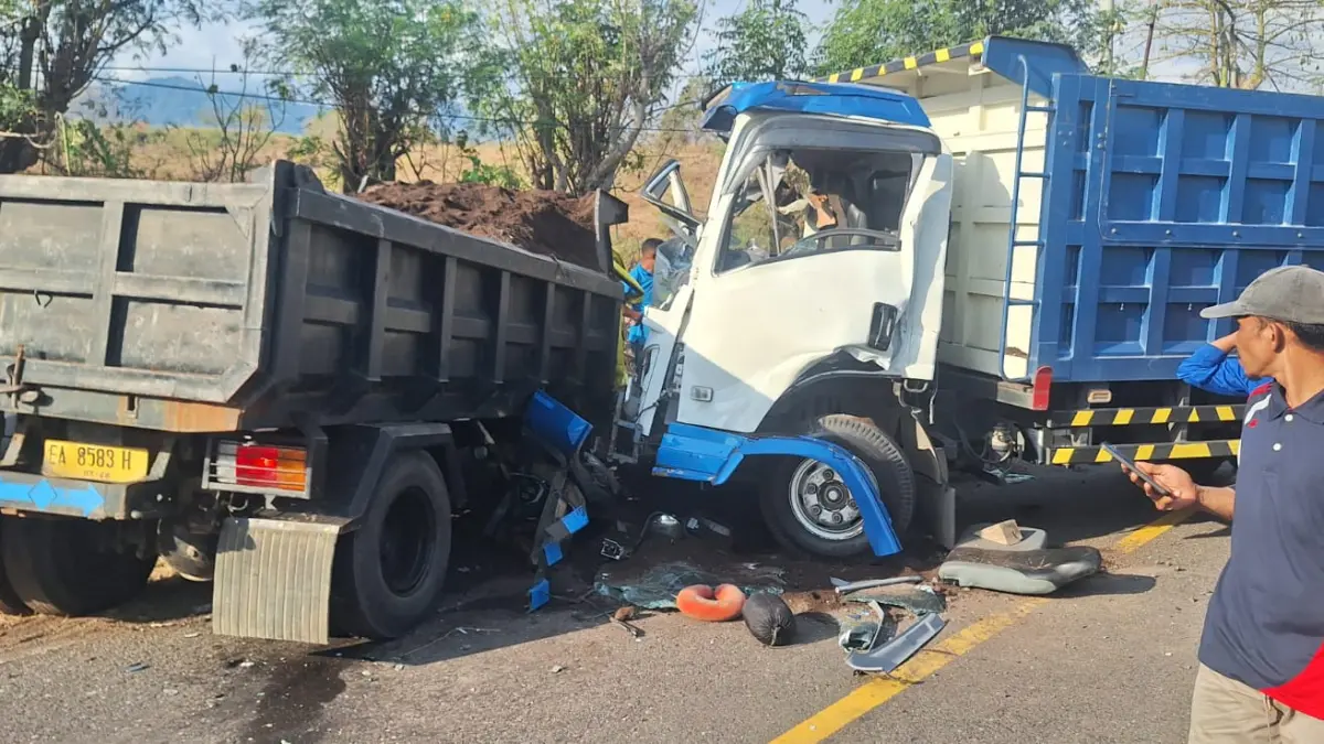 Truk dan dump truck terlibat kecelakaan di Jalan Lintas Calabai-Kempo, tepatnya di Desa Tolokalo (Sori Karama), Kecamatan Kempo, Kabupaten Dompu, Minggu (9/8).