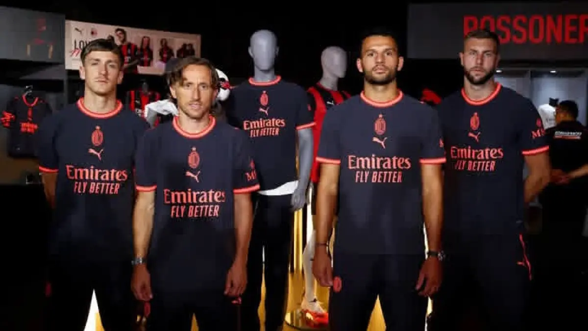 TUR JAKARTA: Para pemain AC Milan termasuk kapten ketiga Luka Modric saat mengenalkan jersey terbaru klub. (Istimewa) 
